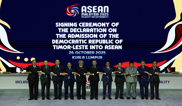 Semua 11 pemimpin negara anggota ASEAN selepas menandatangani deklarasi penyertaan Timor-Leste./Foto REUTERS